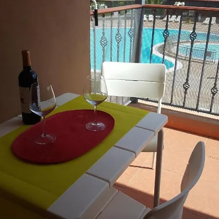Apartment Mit Balkon, Pool Und Spielplatz
